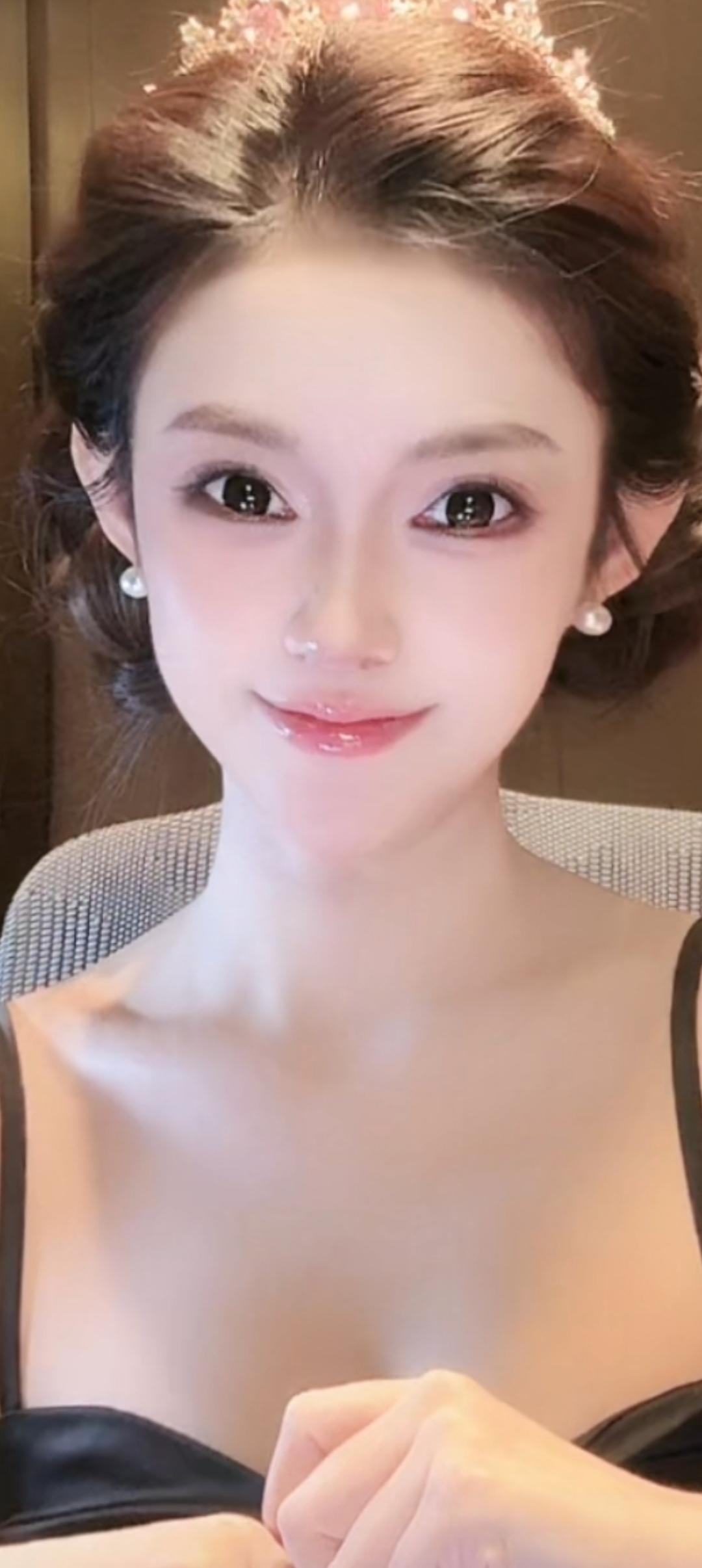 这美女打扮得真精致！