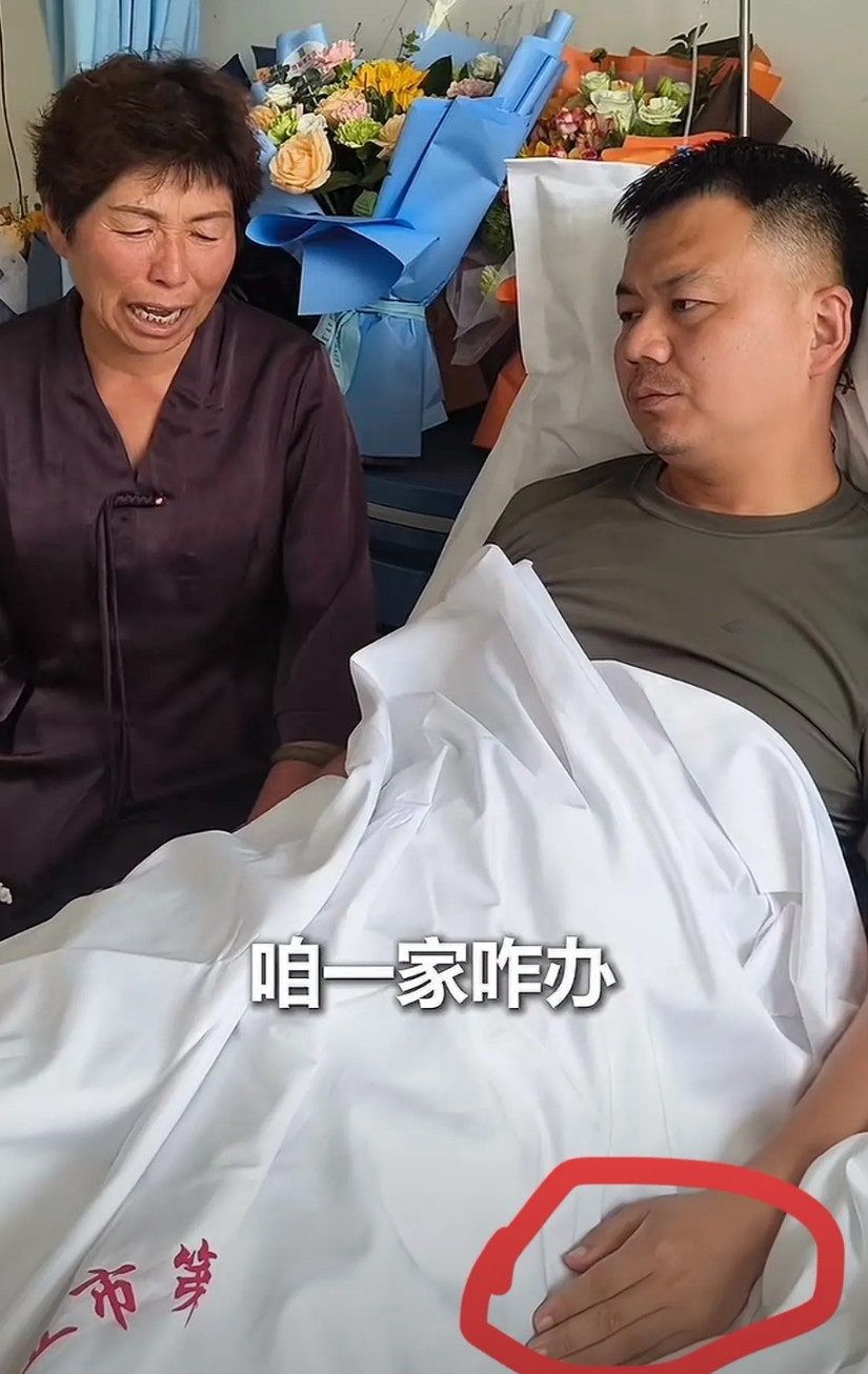 救人英雄母亲接受采访时哭了她说当时救完第4个人，儿子已经体力不支了，她说让儿子