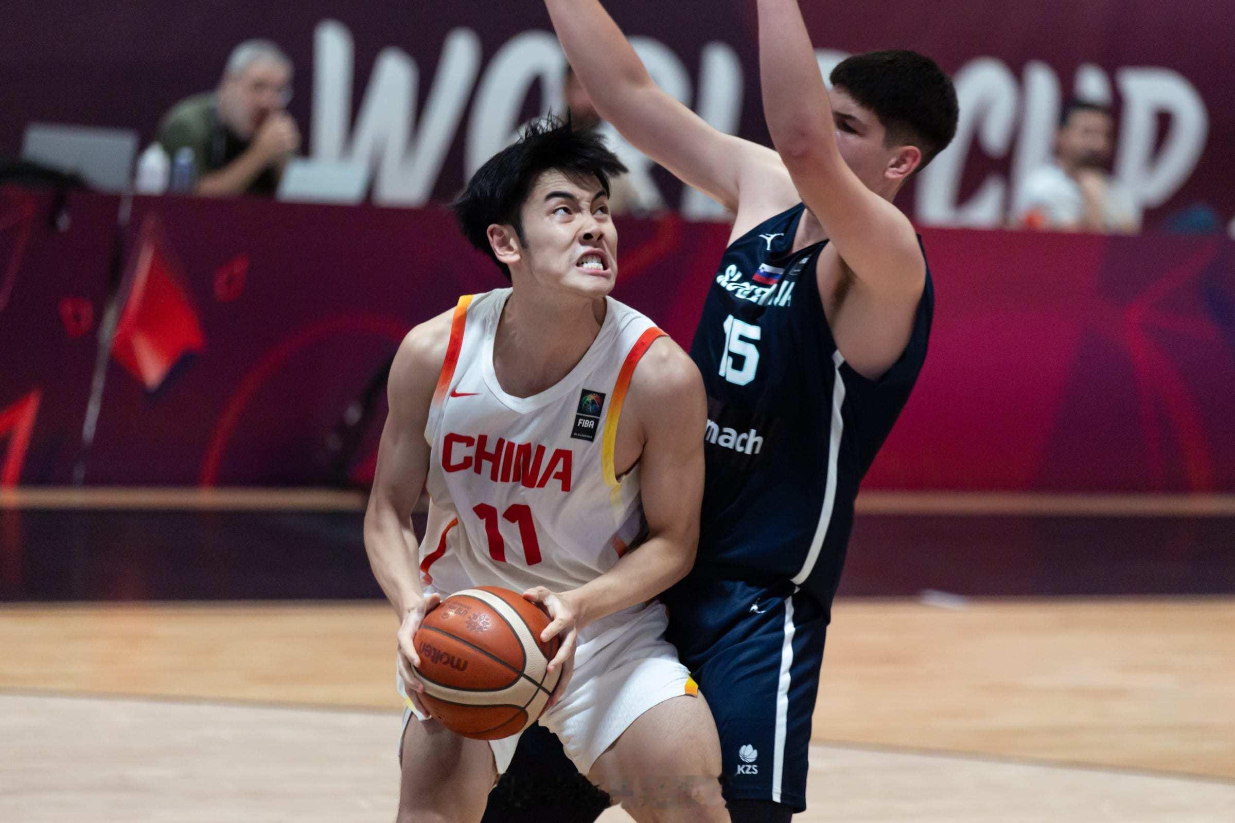 两年前的U17世界杯，张博源场均17.1分4.6篮板，三项命中率44.1/40.
