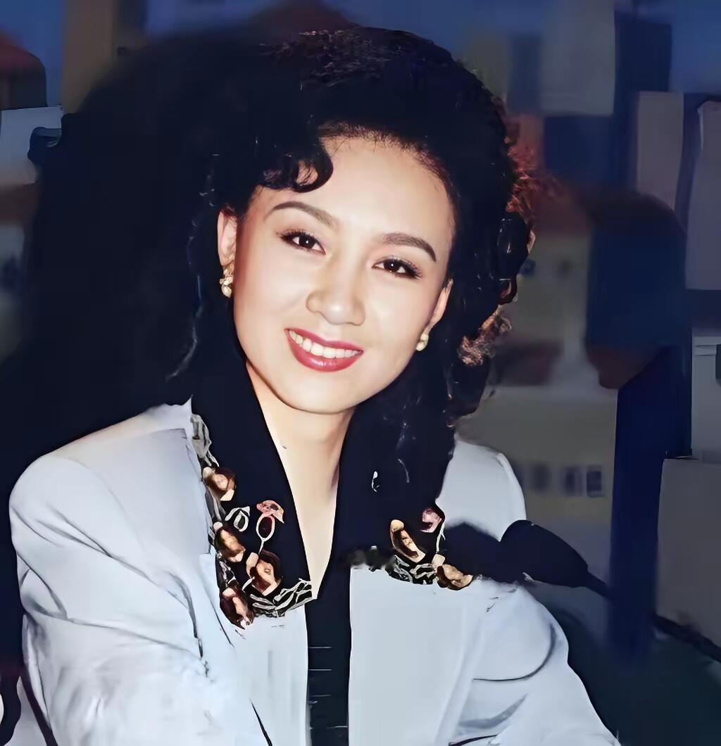 这是我见过比李修平有气质的一个女主持人，气质成熟性感，曾经红极一时，不知道还有多