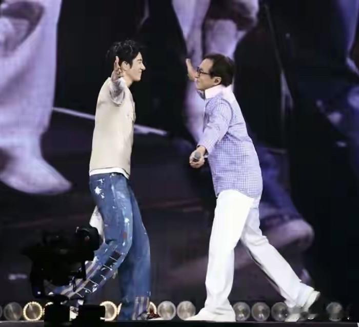 两个大男人在台上亲吻，就算都是名人，一样辣眼睛。王力宏演唱会上，他邀请成龙为