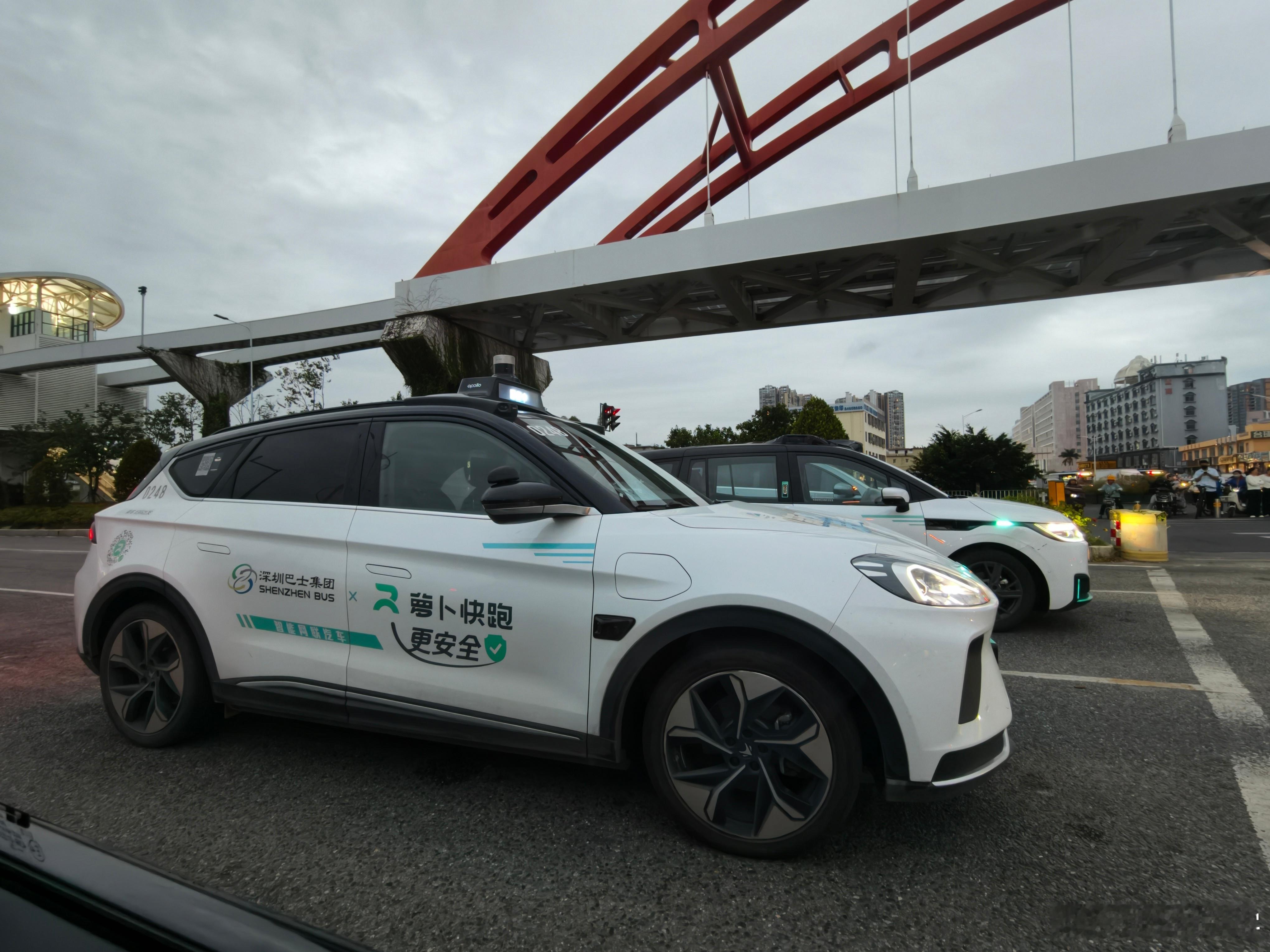 不知不觉中，我们已经和无人驾驶车共行驶在同一条路上了，我们也已经习惯了它们的存在