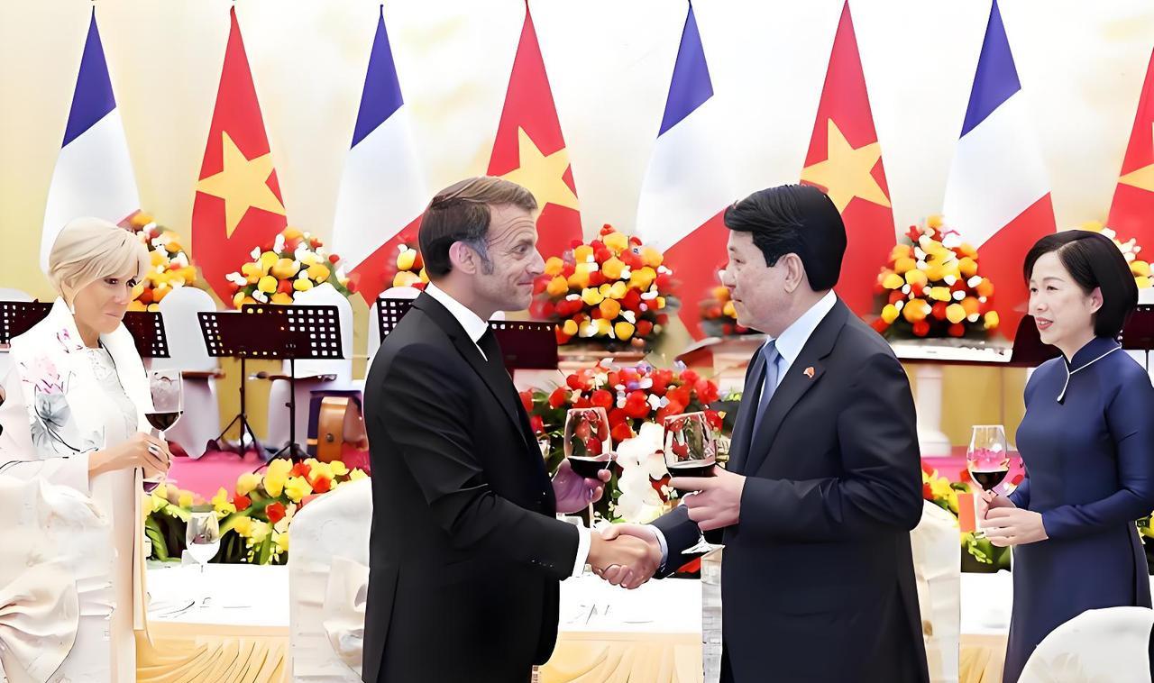 这就是典型的墙头草！越南一直希望中国帮助他们建高铁，但一直以缺钱为由，说白了就是