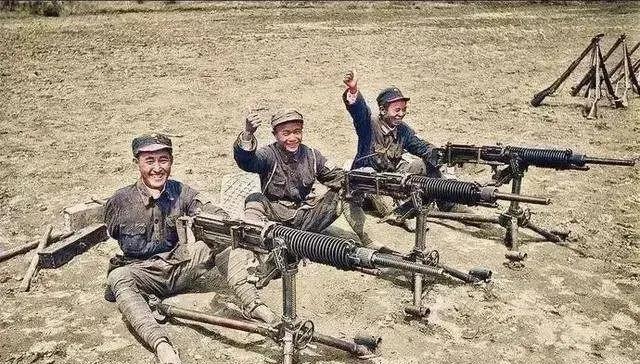 图一是一张著名照片，名字叫“三个八路军机枪手”，这三个人可不一般，都是开国将军。