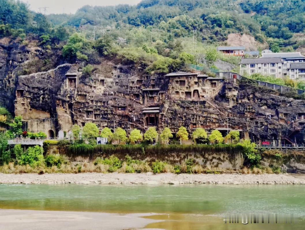 到四川广元,你还可以到千佛崖玩一玩,始建于北魏晚期,现在收费了。这些