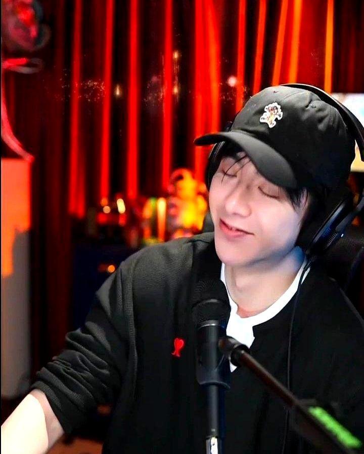 刘宇宁一句话把李一桐推开千里，转身却把宋祖儿捧在手心。聊到李一桐，他皱眉摆手：