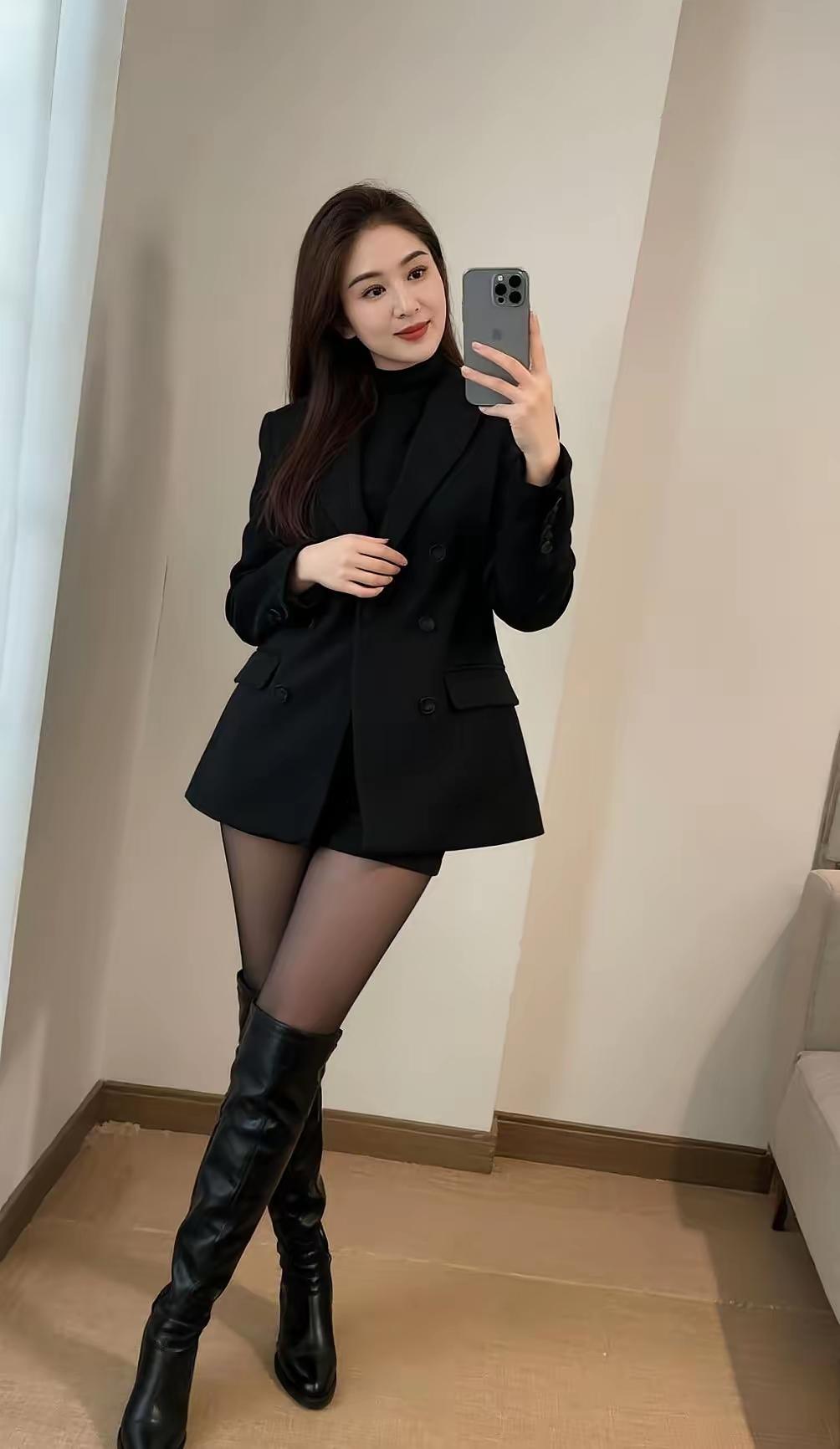 职场甜酷风穿搭，黑色西装搭配高筒靴，自信满满！女生怎么搭配服装才能又酷又美