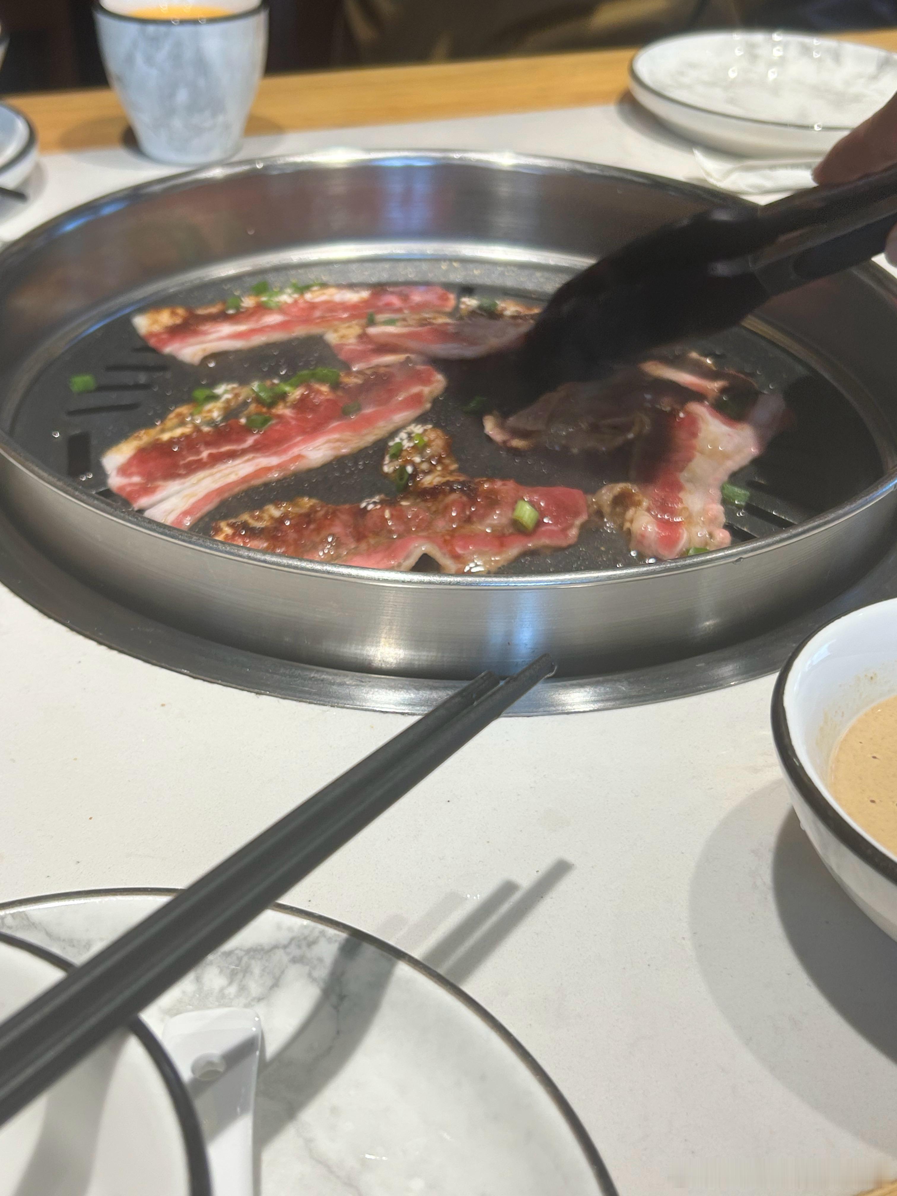 中午和同事出来吃烤肉，结果食堂牛肉这么好吃😋​​​