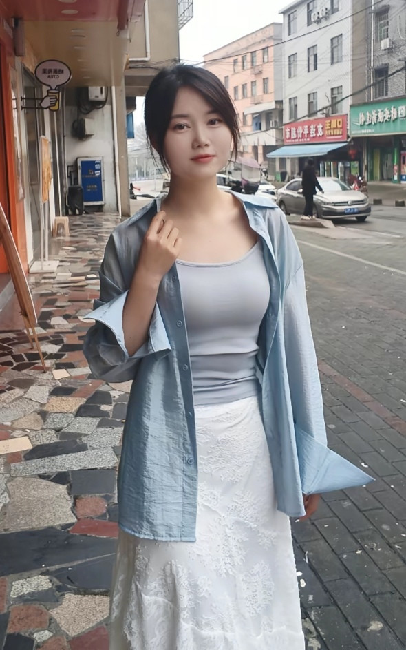 五官清秀耐看，越看越好看