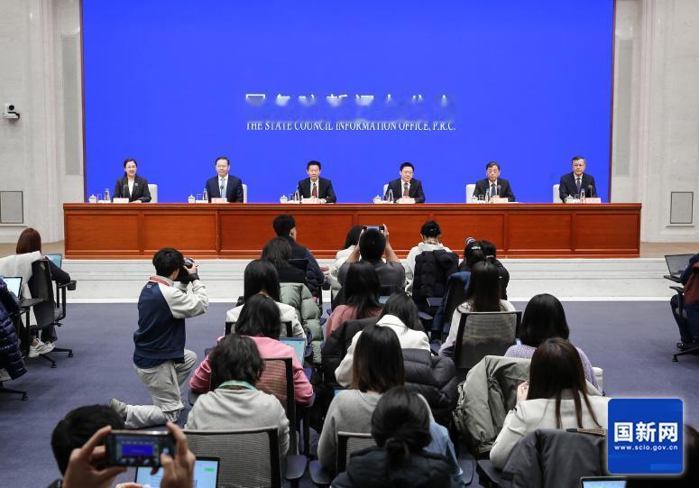 证监会吴清听取投资者建议证监会连续两天召开多场座谈会，听取上市公司、机构和专家