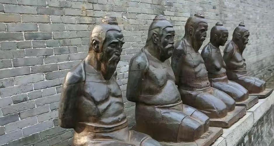 耻辱柱！石平的石像和秦桧跪在一起合适吗？忘祖石平石平的雕像在2024年6月