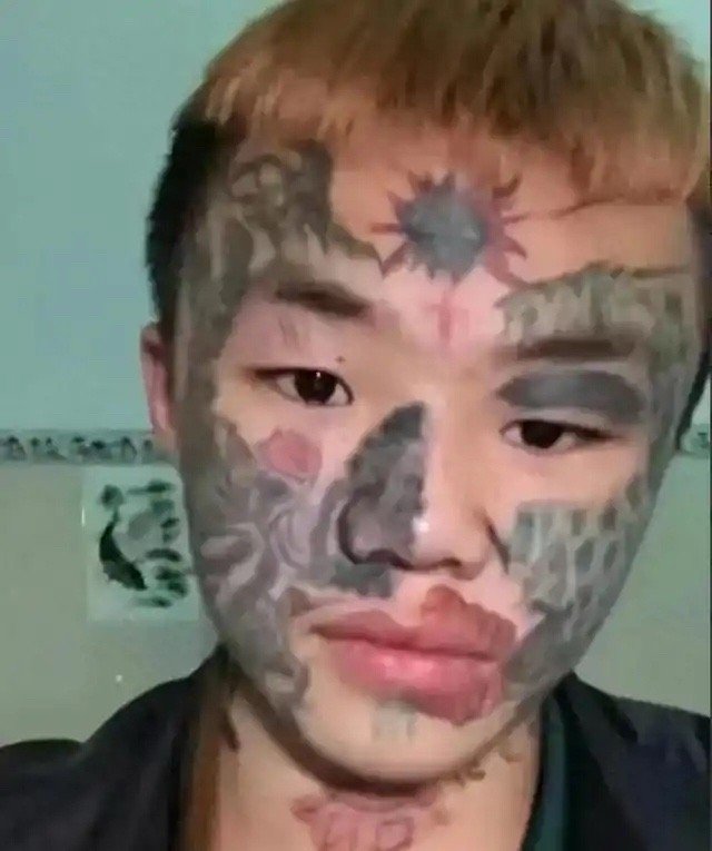 14岁少年满脸文身被赶出家门找不到工作，建议父母起诉文身店老板！某网友发帖爆料，四川一14岁少年满脸