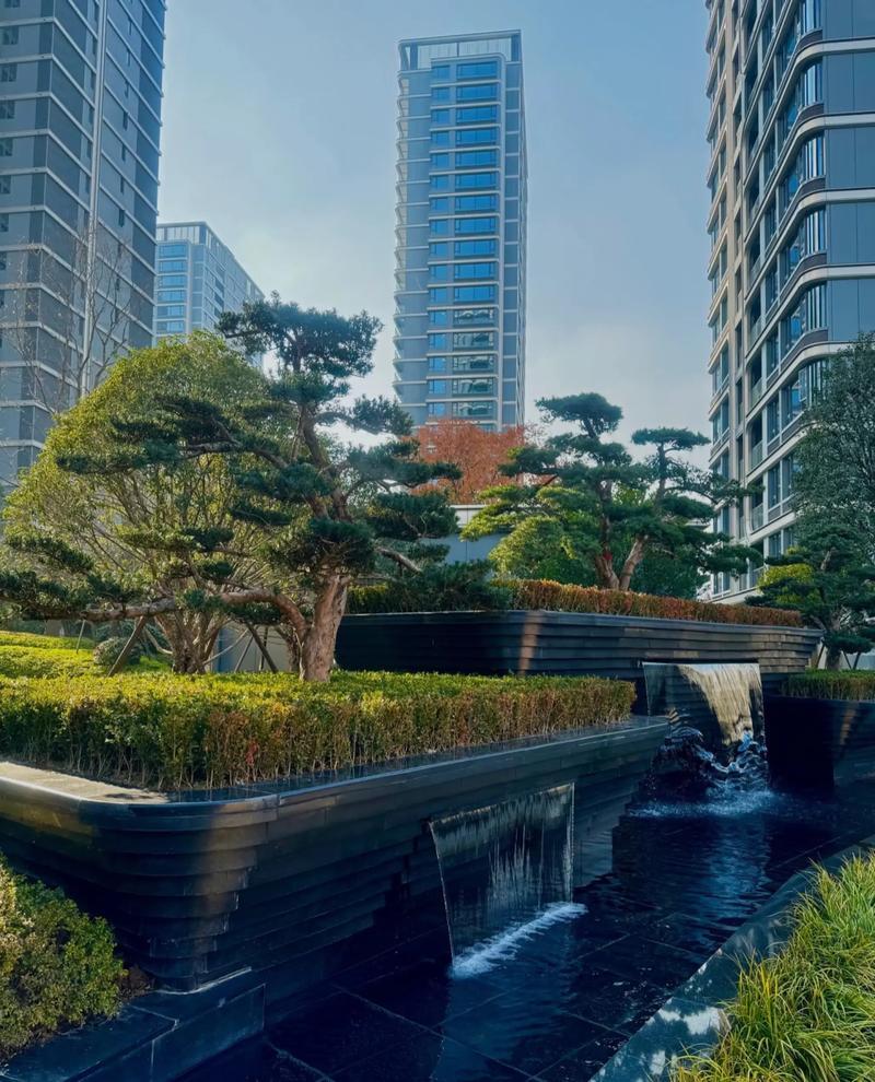 香港中产北上买房的原因可太多了。首先是居住性价比，在香港400万港元可能就买个3