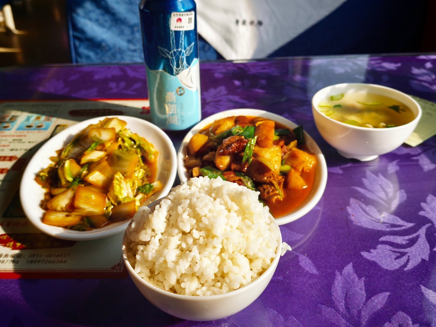 在Z164上吃了两顿午餐和一顿早餐。午餐是65块钱的一荤一素套餐，早餐35块钱，