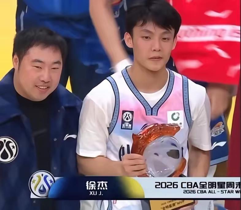 球迷纷纷质疑，为什么徐杰在全明星赛上表现那么出色，回到联赛场却来了个六投零中？很