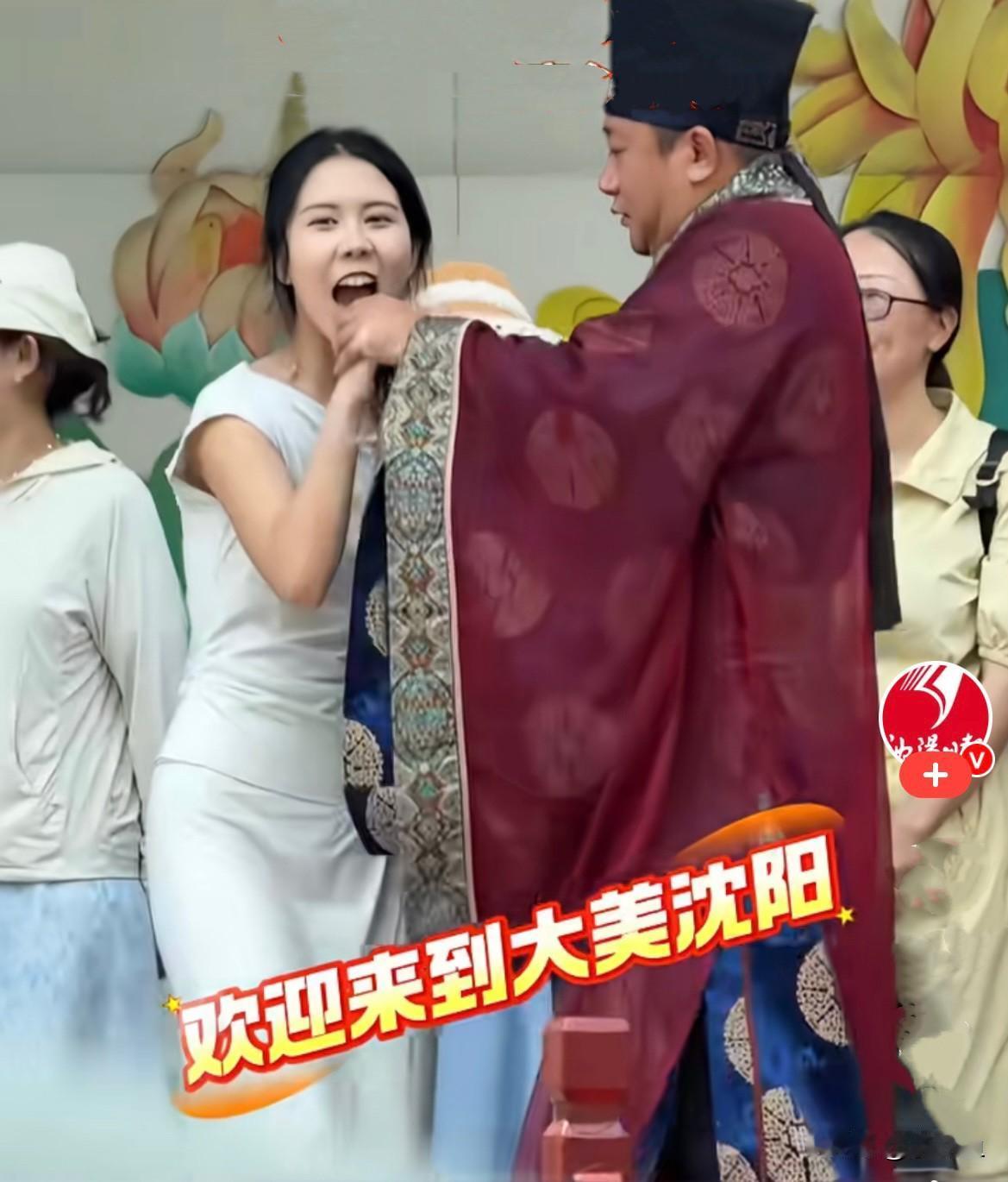 太喜欢这个辽宁沈阳19岁的女孩了，她叫石以诺，前段时间去往河南开封景区游玩，恰逢