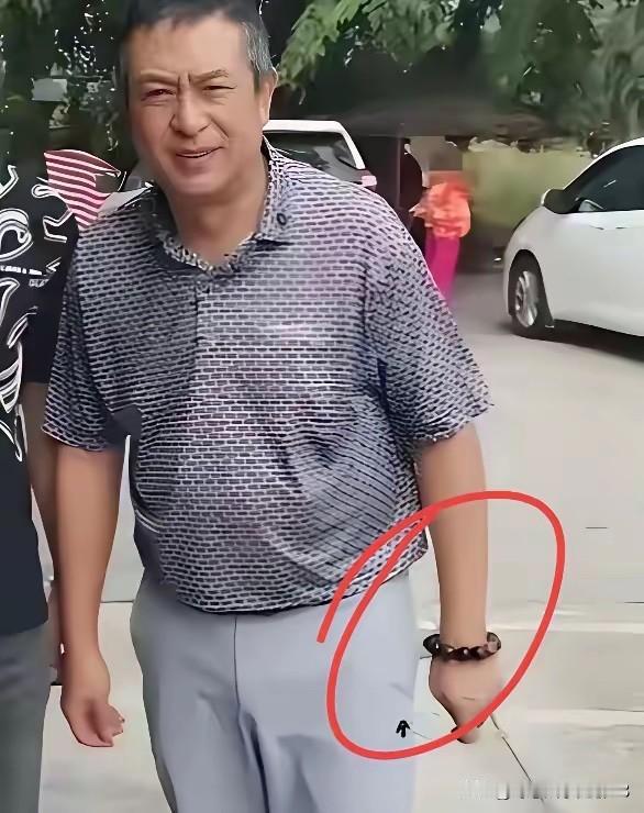 男神老了，弯腰驼背，走出来观众都有点认不出来了，不过他是一个很接地气的男演员，