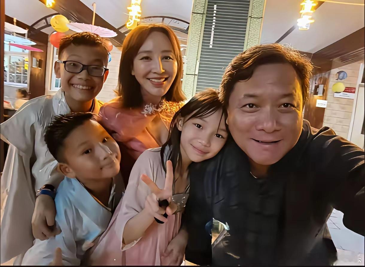 郭靖宇的三个孩子大儿子，郭信长，2012年在加拿大出生，今年13岁，读初二。5岁