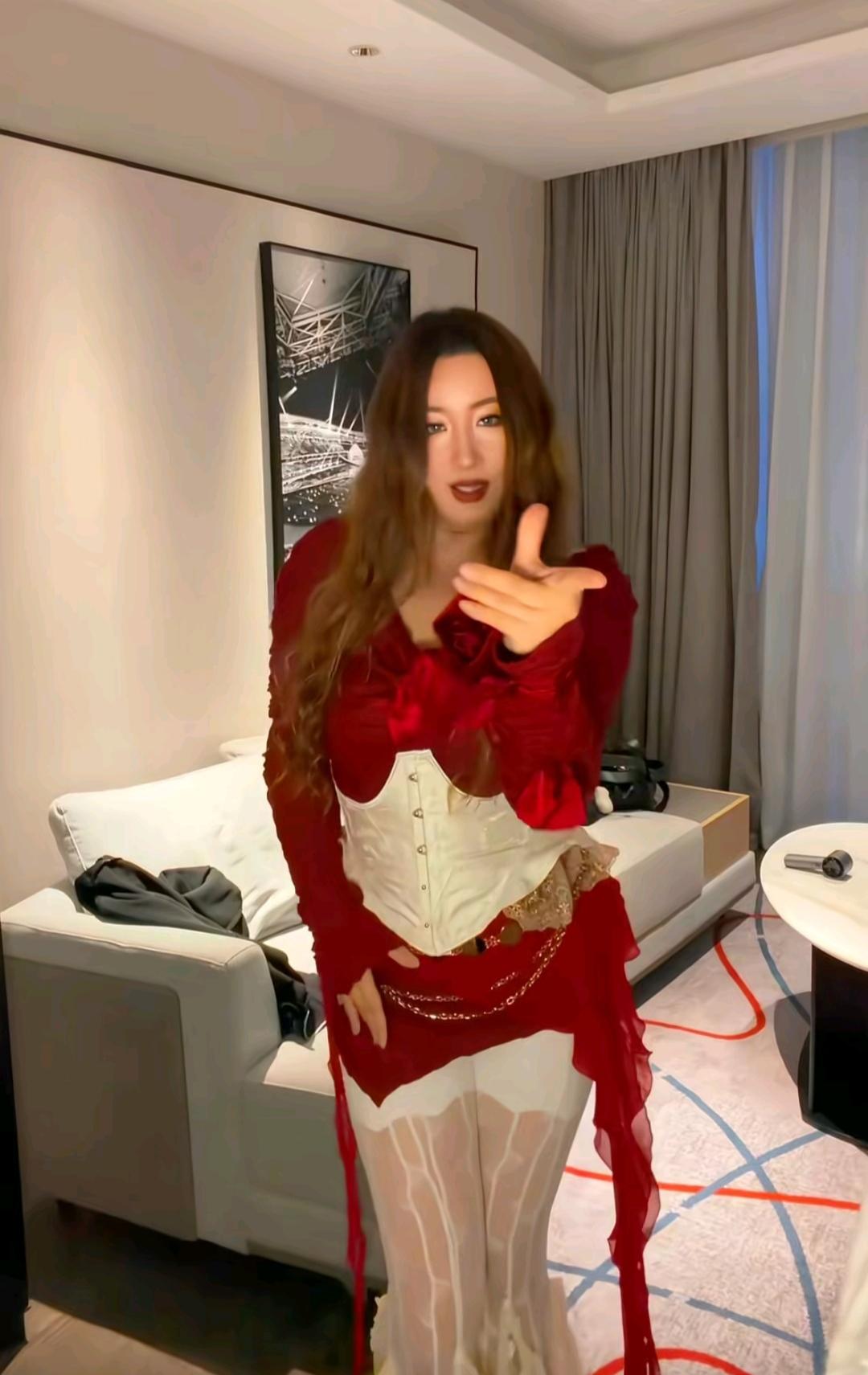 说实话，锤娜丽莎瘦了30斤，第一眼我差点没认出来，以前她是胖乎乎搞笑女，