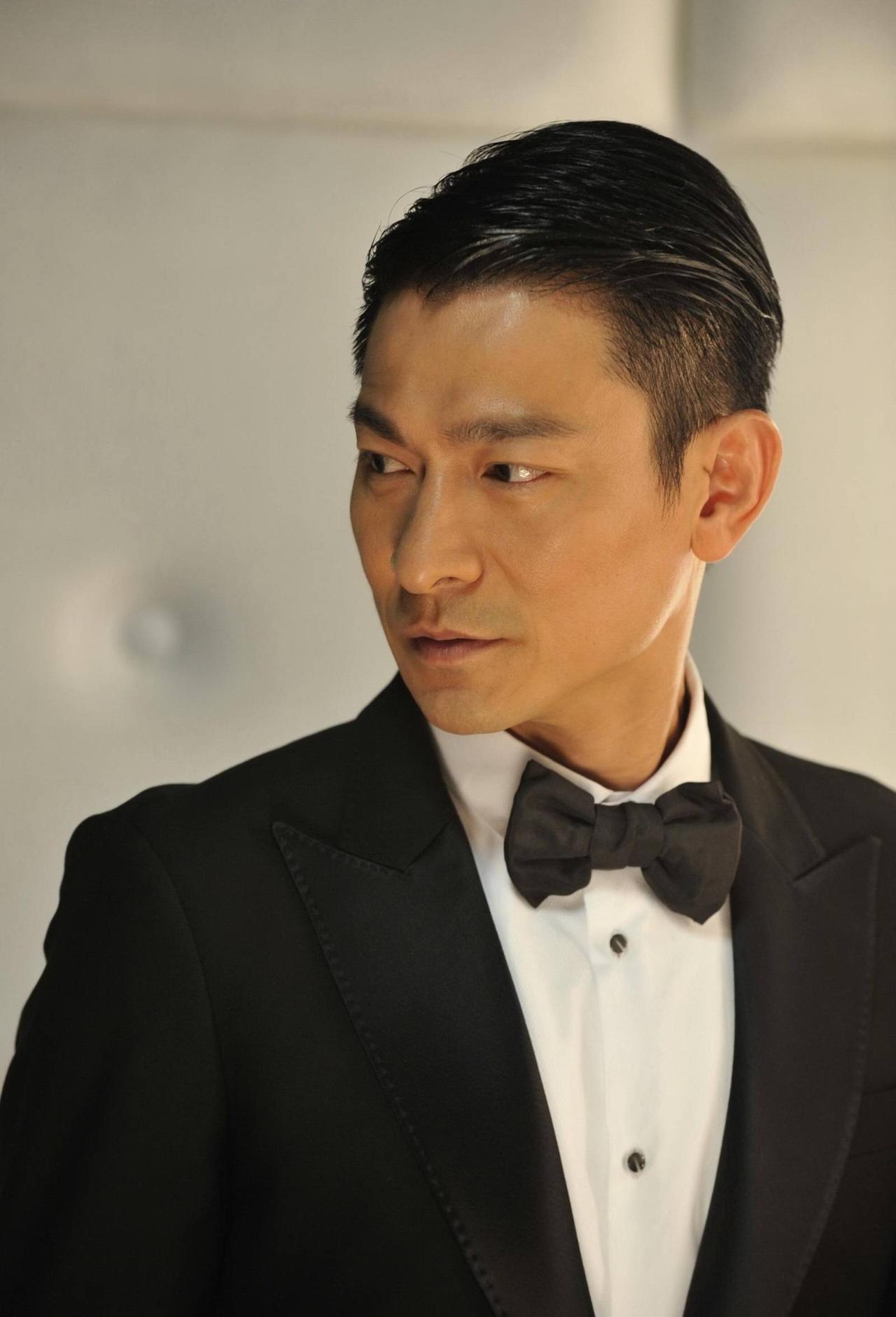 2024年，刘德华在深圳开展路演，互动环节中，一位女粉丝激动登台，递上了一张泛黄