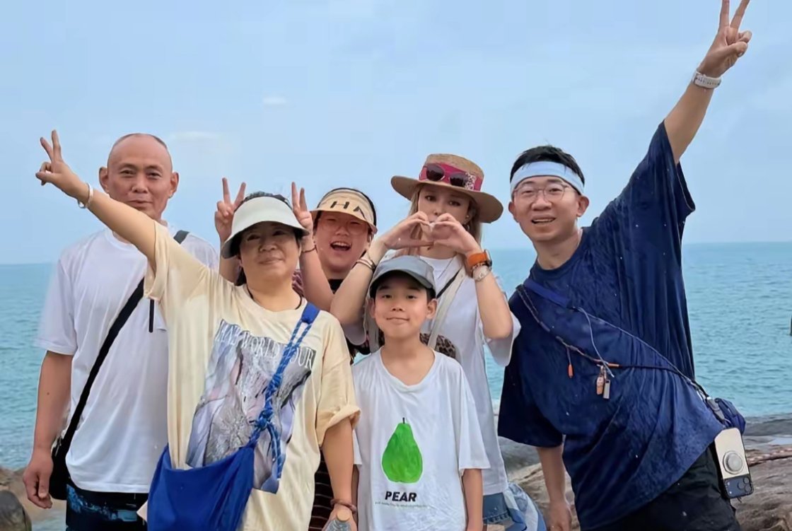 杨迪携家人在泰国过年！终于见到了和杨迪神似的外甥女。2月16日，杨迪晒出与父母、