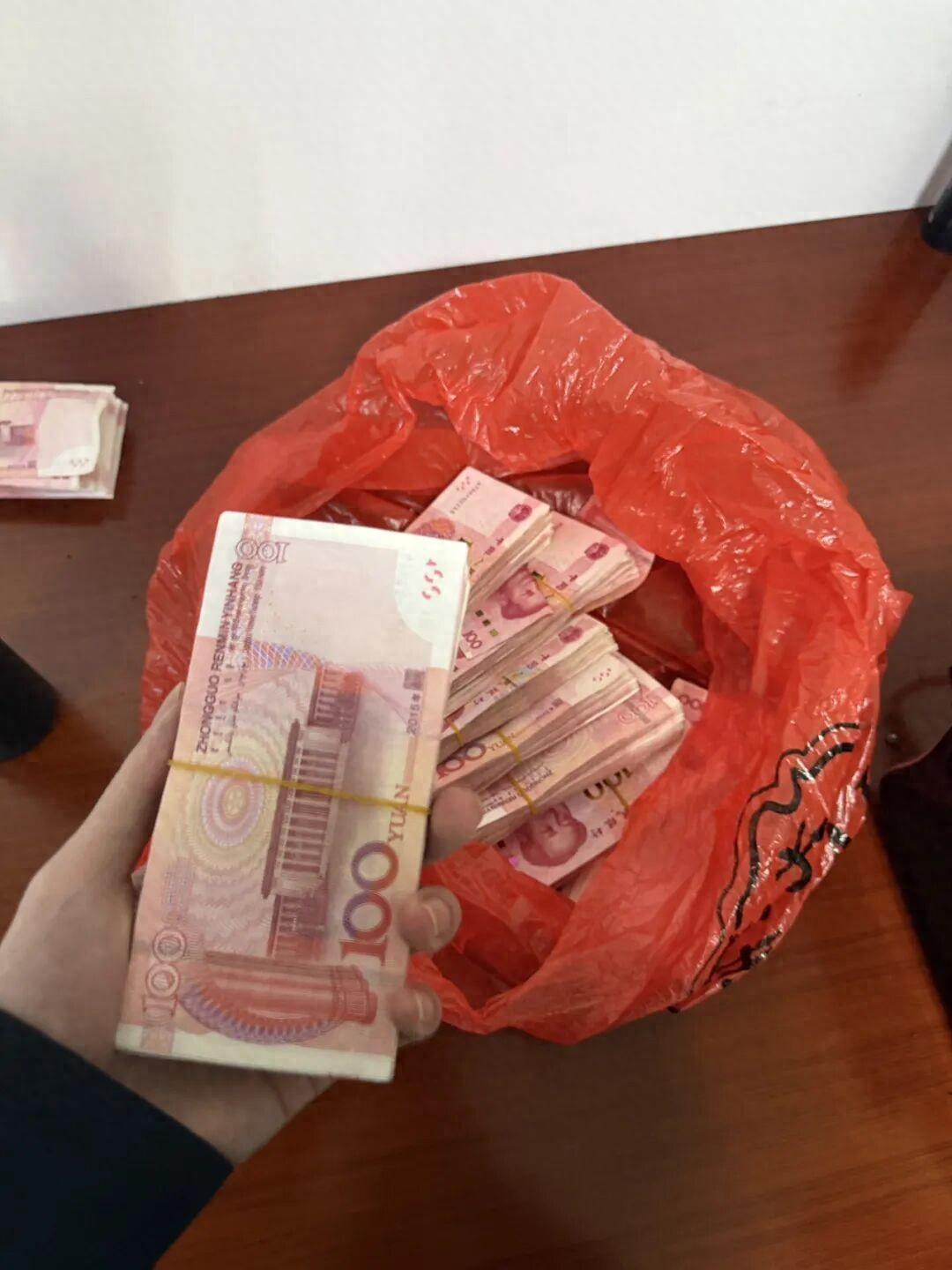 太解气！湖南长沙，一名女子鬼鬼祟祟地在街头左顾右盼，随后迅速弯腰捡起墙角的一个不