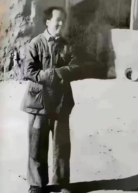 八次归零，八次重生：历史在绝望中“选出”了毛泽东。 1927年，大革命失败，