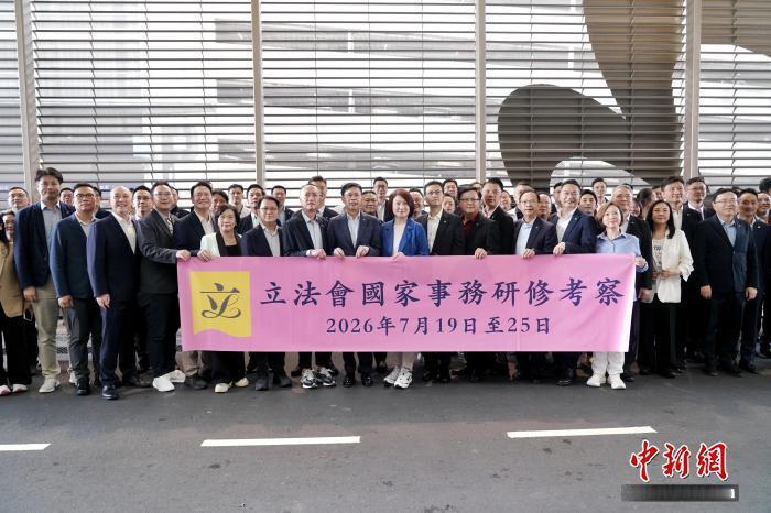 香港越来越会干了！7月19日早上，香港国际机场，立法会主席李慧琼带着89名议