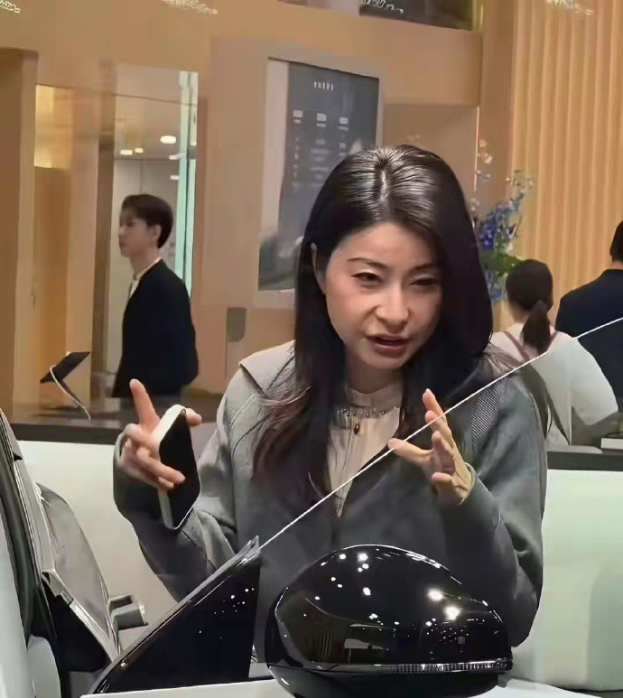 郭晶晶素颜看车，穿着朴素，头发不染也不烫，美丽大方接地气！​​​