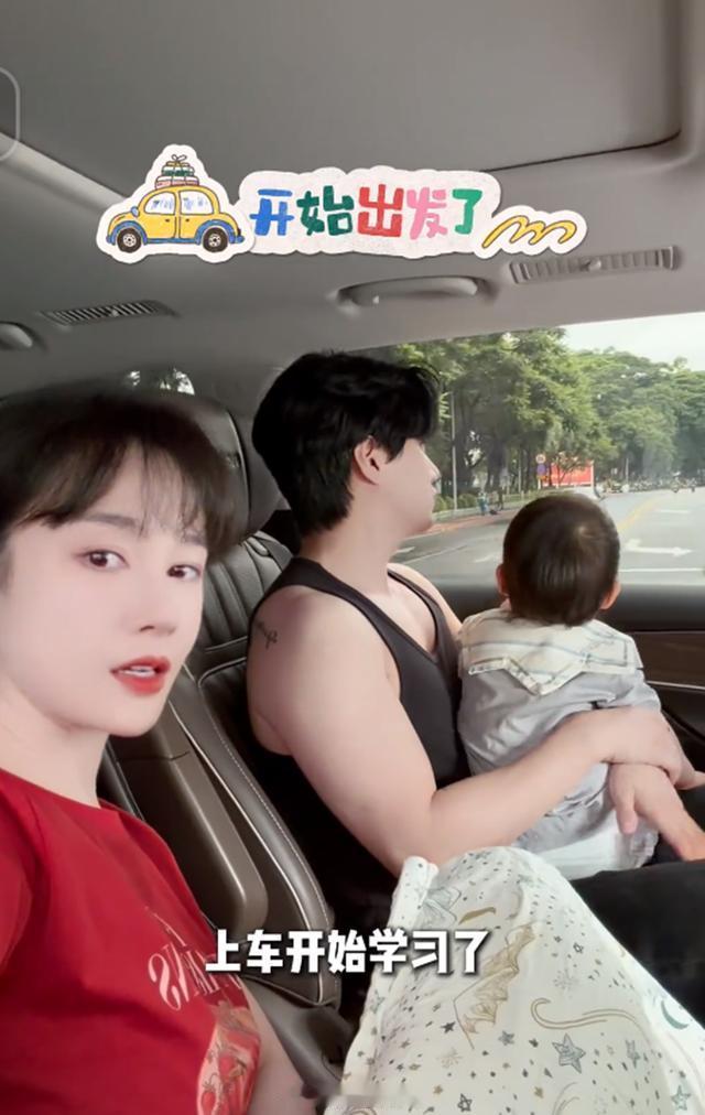 张檬一家三口回韩国婆家，小五带儿子，张檬走累了坐婴儿车让老公推