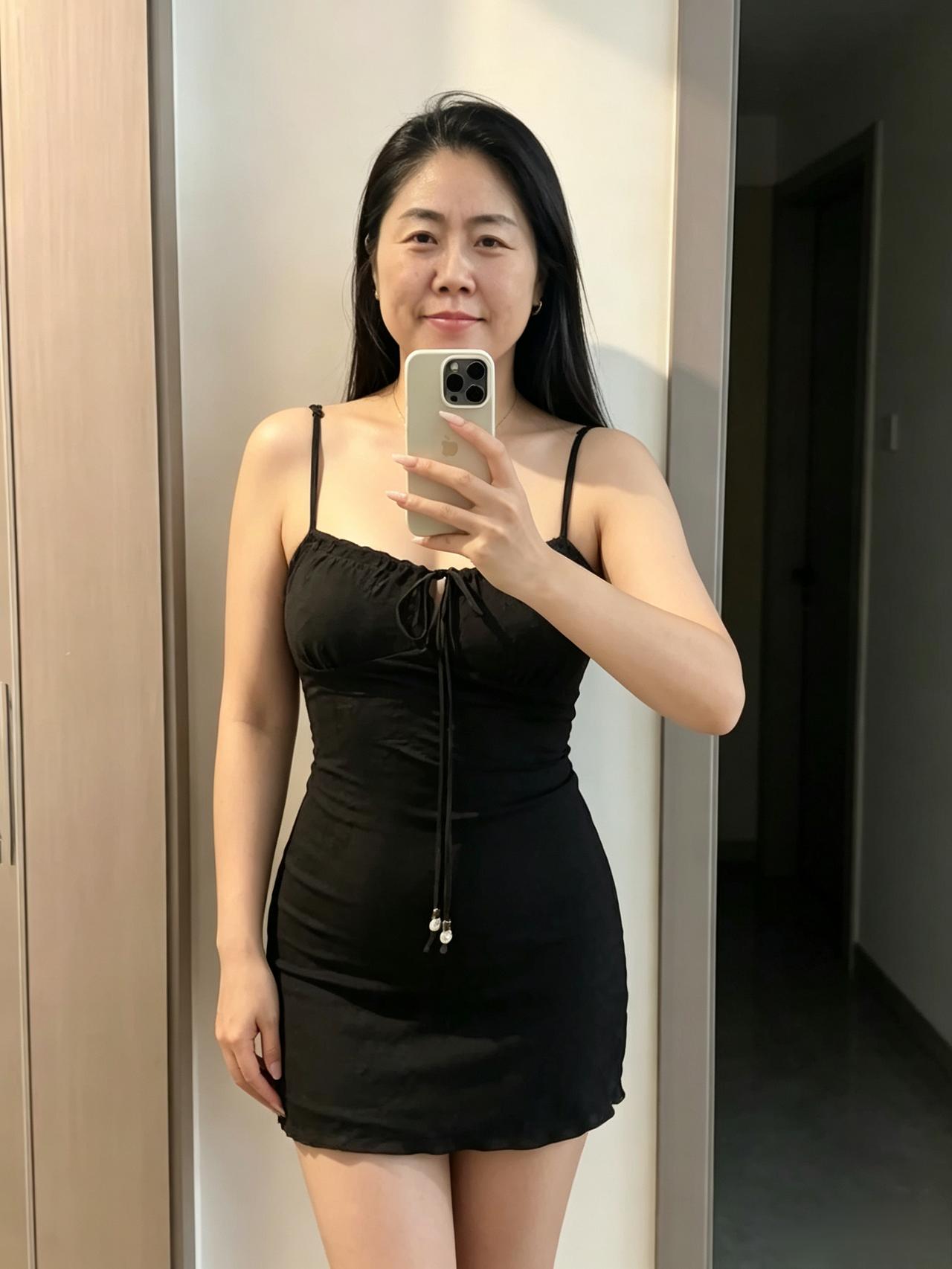 净室晨光漫，柔裙映俏容。垂眸藏温婉，娴静韵千重。