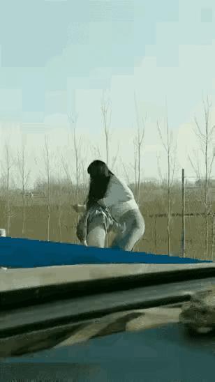 这个五六岁的熊孩子，就因为妈妈没有给他喜欢的玩具，坐车回家的路上，不仅抢夺妈妈的