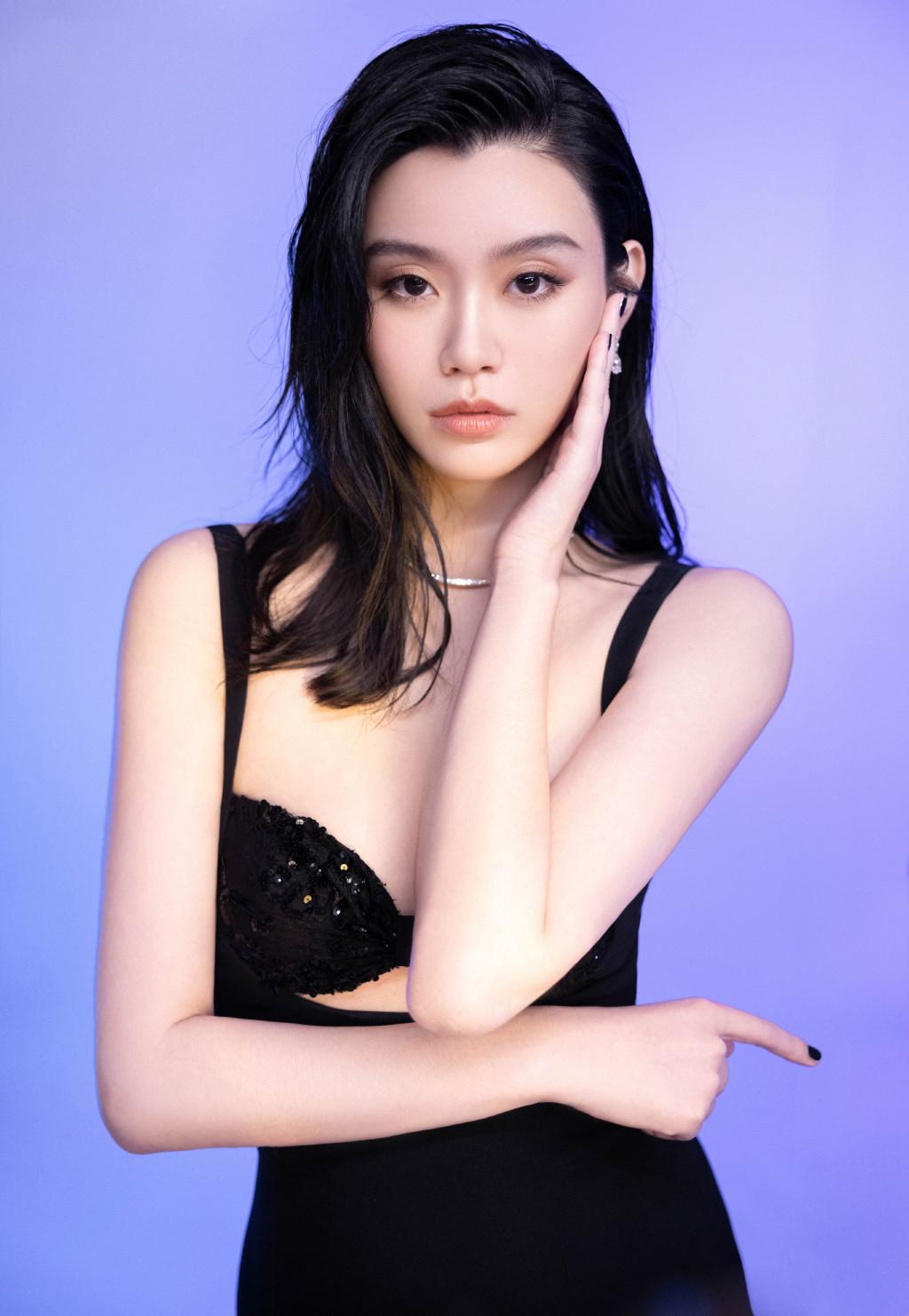 这二位，堪称颜值担当！一个是超模，一个是豪门贵子。还是一对妥妥的姐弟恋。二