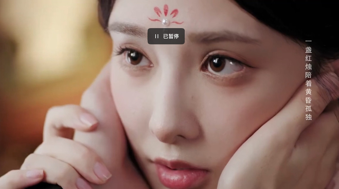 我就说现在的观众真的是拿放大镜在追剧啊！彭小苒隐形眼镜滑片了，这个特写镜头看得特