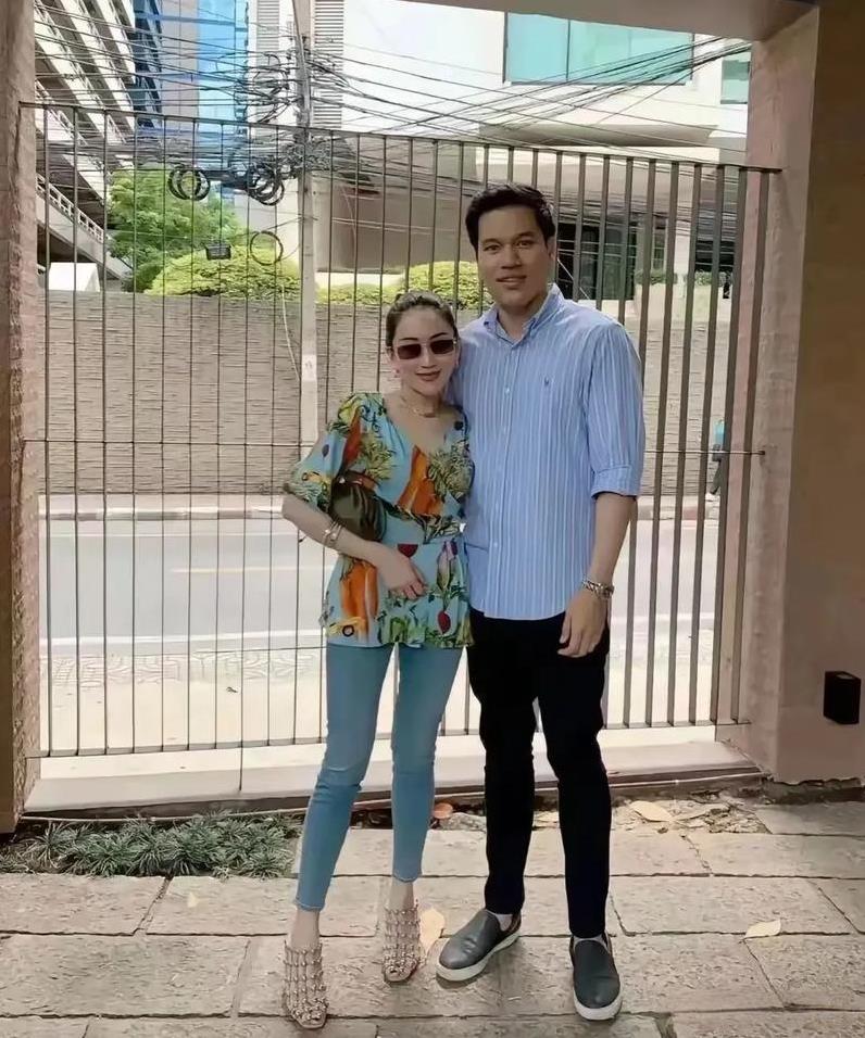 这是佩通坦结婚前的照片，在高大的丈夫面前，她显得小鸟依人。佩通坦出身豪门，爸爸