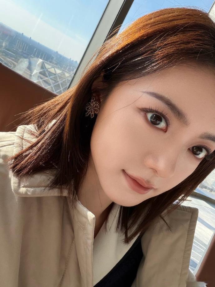 赵今麦职场穿搭美成啥了赵今麦怼脸好萌职场穿搭很美，怼脸也好萌​​​