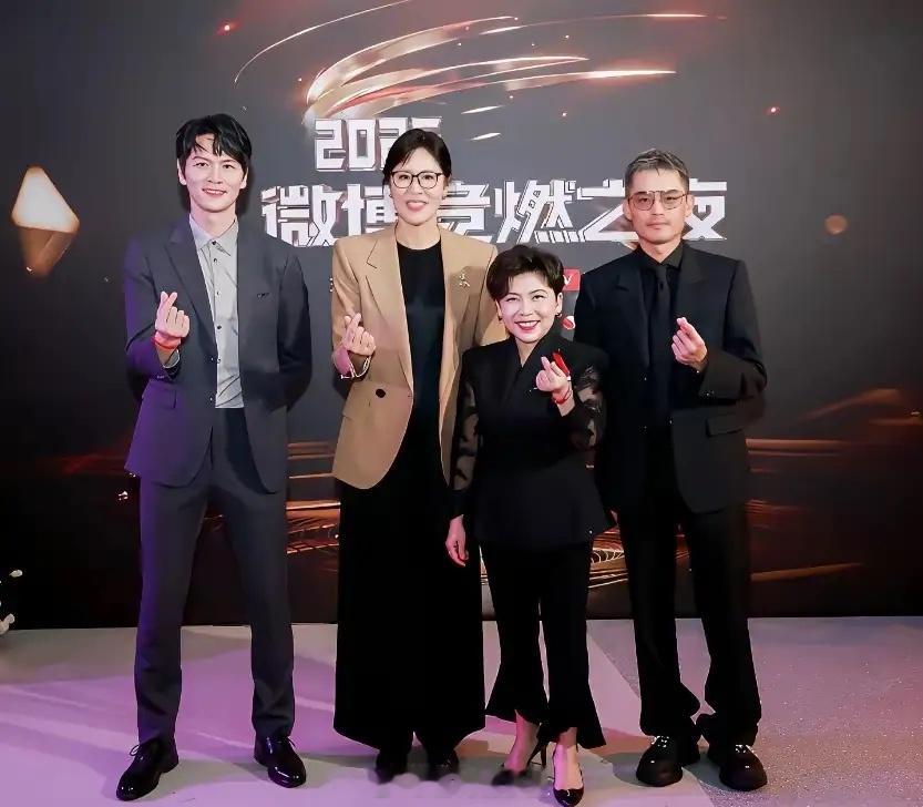 邓亚萍误入“巨人国”气场两米八！刷到邓亚萍老师参加微博之夜的照片，我瞬间笑喷！在