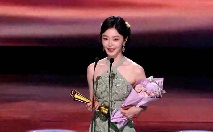 最近宋轶在出席颁奖典礼的时候穿了一件水蓝色的裙子，看起来清新又靓丽。她有着超