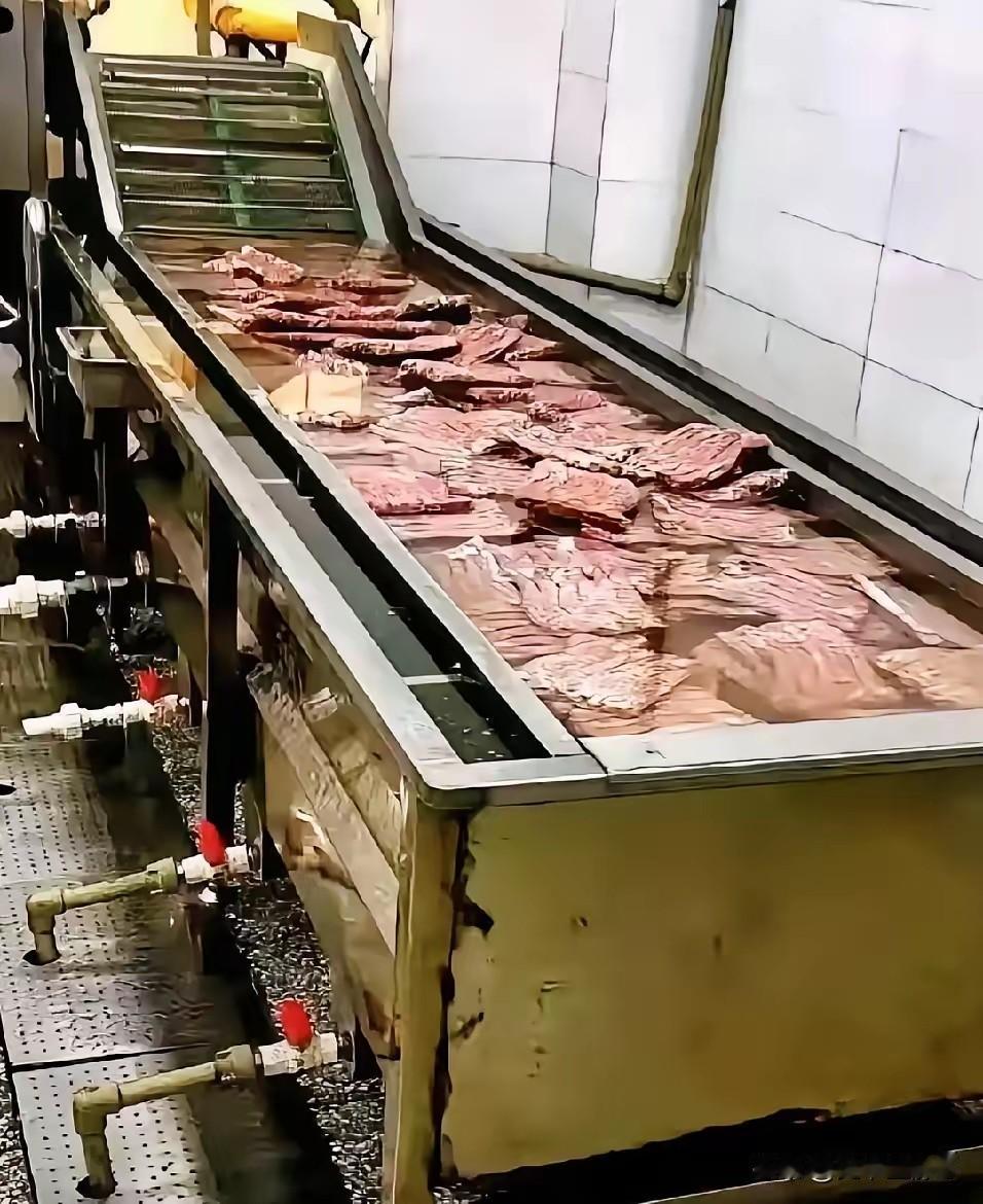 一家酱肉厂老板，为了解决员工偷吃的难题，干脆拆掉监控、撤掉保安，立下一条新规：刚