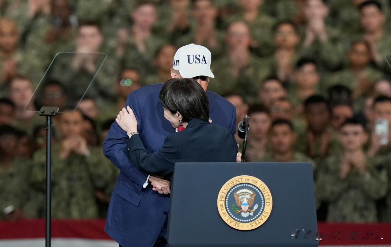 眼珠子都瞪出来啦！[鼓掌]粉丝们，来一波福利，这是来自外国记者的镜头，基本上都