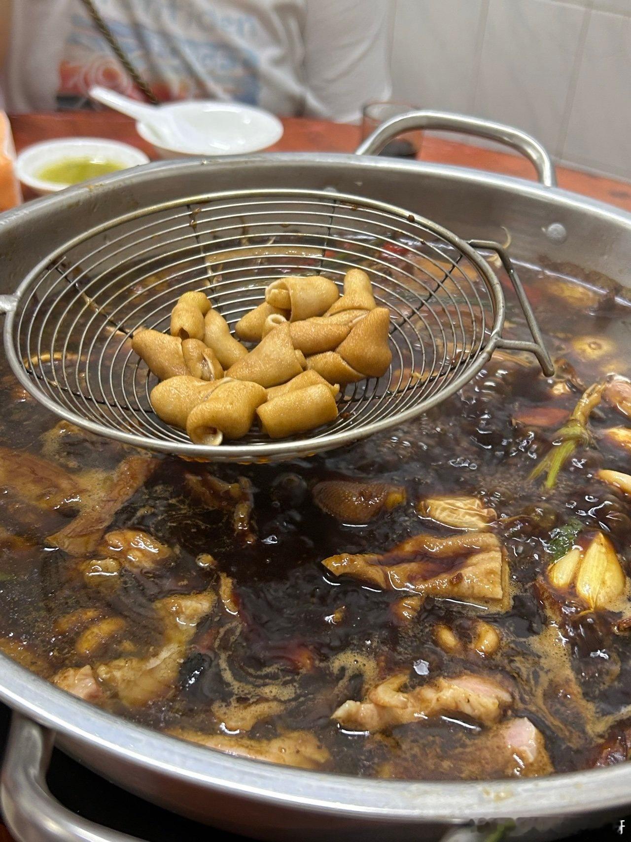 说起潮汕美食，潮汕卤水绝对是绕不开的经典，它是潮汕人餐桌上的家常味，也是刻在潮汕