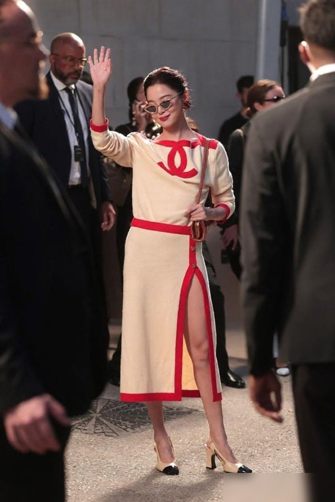 巴黎香奈儿大秀头排，辛芷蕾和窦靖童同框了，画面居然一点不违和。一个米白针织短裙露着腿，一个黑白拼色外
