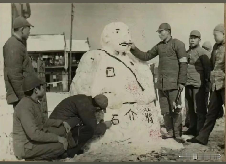一群地方的日伪军们正在堆雪人，堆好之后用笔画上眉眼，并且标注上了名字——蒋校长