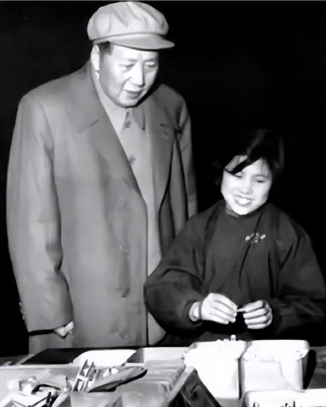 1958年，毛主席来到沈阳机床电器厂视察，全厂工人都低头不语，只有一位年