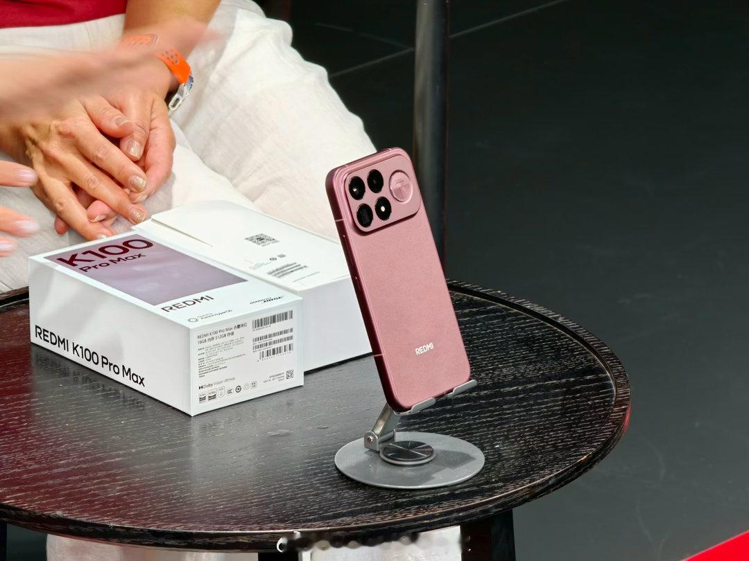 REDMIK100ProMax真机展示，全新“赤霞珠红”配色，延续了超大尺