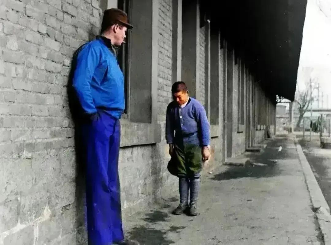 国人中自虐与媚外完美结合者，最擅长尊人卑己，乃至跪舔别人，比如说到抗战，小日子都