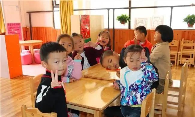 最近感冒的孩子太多了，我老二上幼儿园，班里一共有29个孩子，最近请假的就有11个