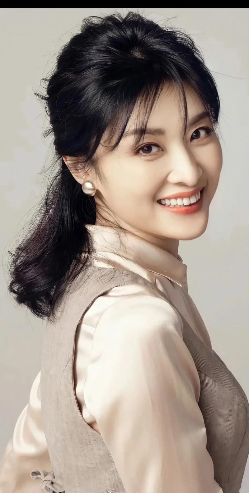 央视主持人中，周涛、董卿、李思思、马凡舒的气质都很好。她们个个颜值爆表，气质