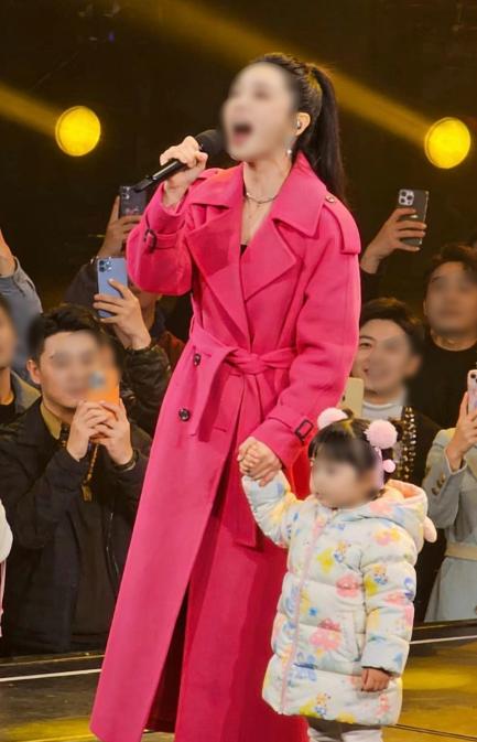 一位离异女子带着两岁女儿上台相亲，自称没什么要求，唯一条件就是想找个真心想成家的