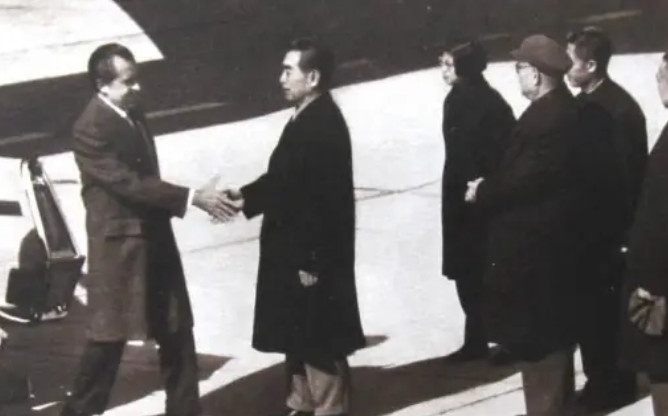 1972年初，美国总统尼克松访华前夕，中美关系紧张，气氛像上紧的弦一样，在一次中